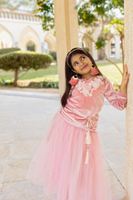 Load image into Gallery viewer, دراعة الورد الوردية ( جاهزة للتوصيل )