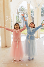 Load image into Gallery viewer, دراعة الورد السماوية (جاهزة للتوصيل)