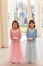 Load image into Gallery viewer, دراعة الورد السماوية (جاهزة للتوصيل)