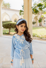 Load image into Gallery viewer, دراعة الورد السماوية (جاهزة للتوصيل)