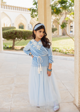 Load image into Gallery viewer, دراعة الورد السماوية (جاهزة للتوصيل)